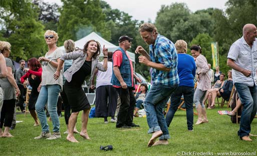 Met blote voeten in het zachte gras foto Dick Frederiks